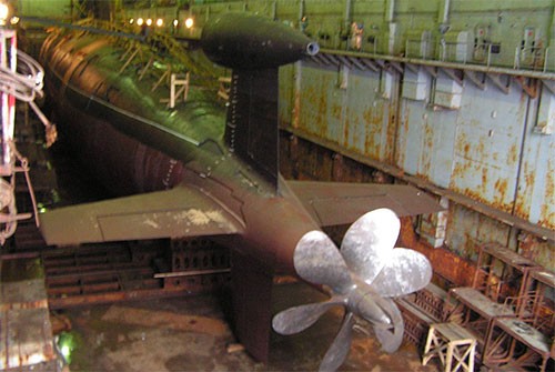 Sự khác biệt của tàu ngầm lớp 945 và 945A ở việc tàu ngầm lớp 945A có lượng choán nước lớn hơn đạt 10.400 tấn; có thể lặn sâu xuống 600m nước và tốc độ hải trình tối đa đạt tới 35 hải lý/giờ. Vũ khí của 945A là 6 ống phóng ngư lôi cỡ 533m, nhưng có khả năng mang theo ngư lôi-tên lửa Skval, vũ khí có một không hai lúc bây giờ của hải quân Nga.